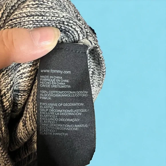 A Tommy Hilfiger crew neck sweater in gray and a size medium - Picture 5 of 7